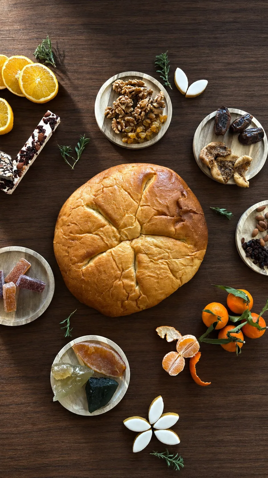 Présentation traditionnelle des treize desserts de Noël autour d’une pompe à huile maison