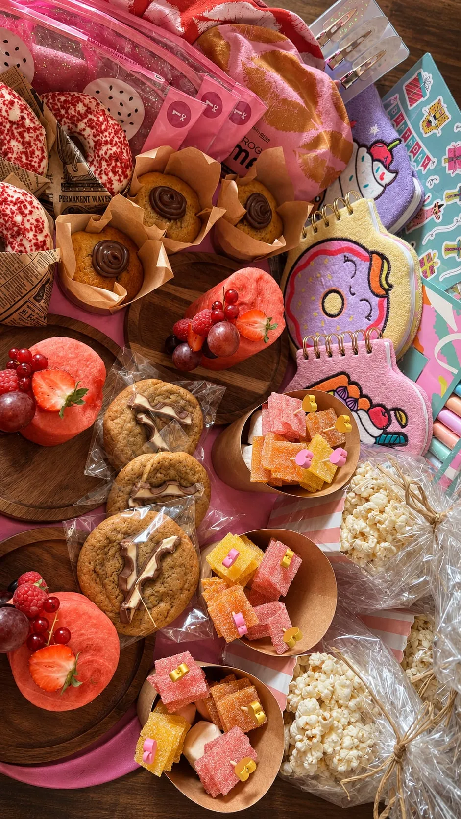 Box Anniversaire avec gourmandises et décoration colorée