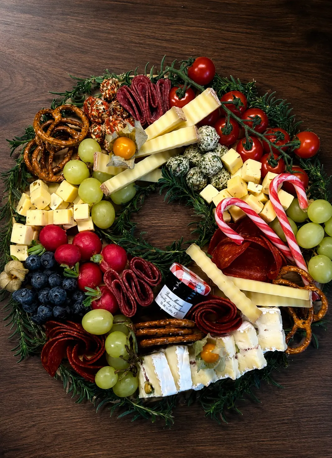 Grazing Platter de Noël garni de fromages, charcuteries, fruits et décorations festives