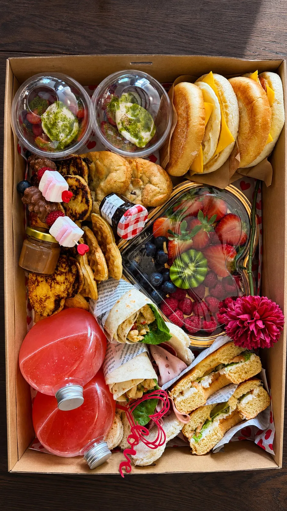 Box Love Brunch décorée pour une occasion romantique