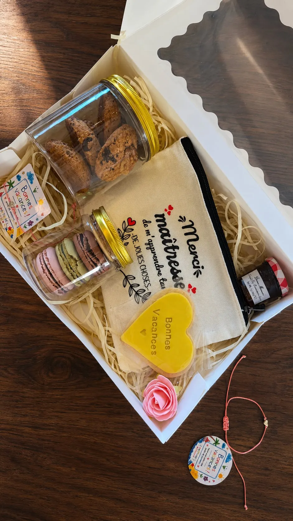 Box Maîtresse ouverte avec trousse, cookies, macarons et sablé