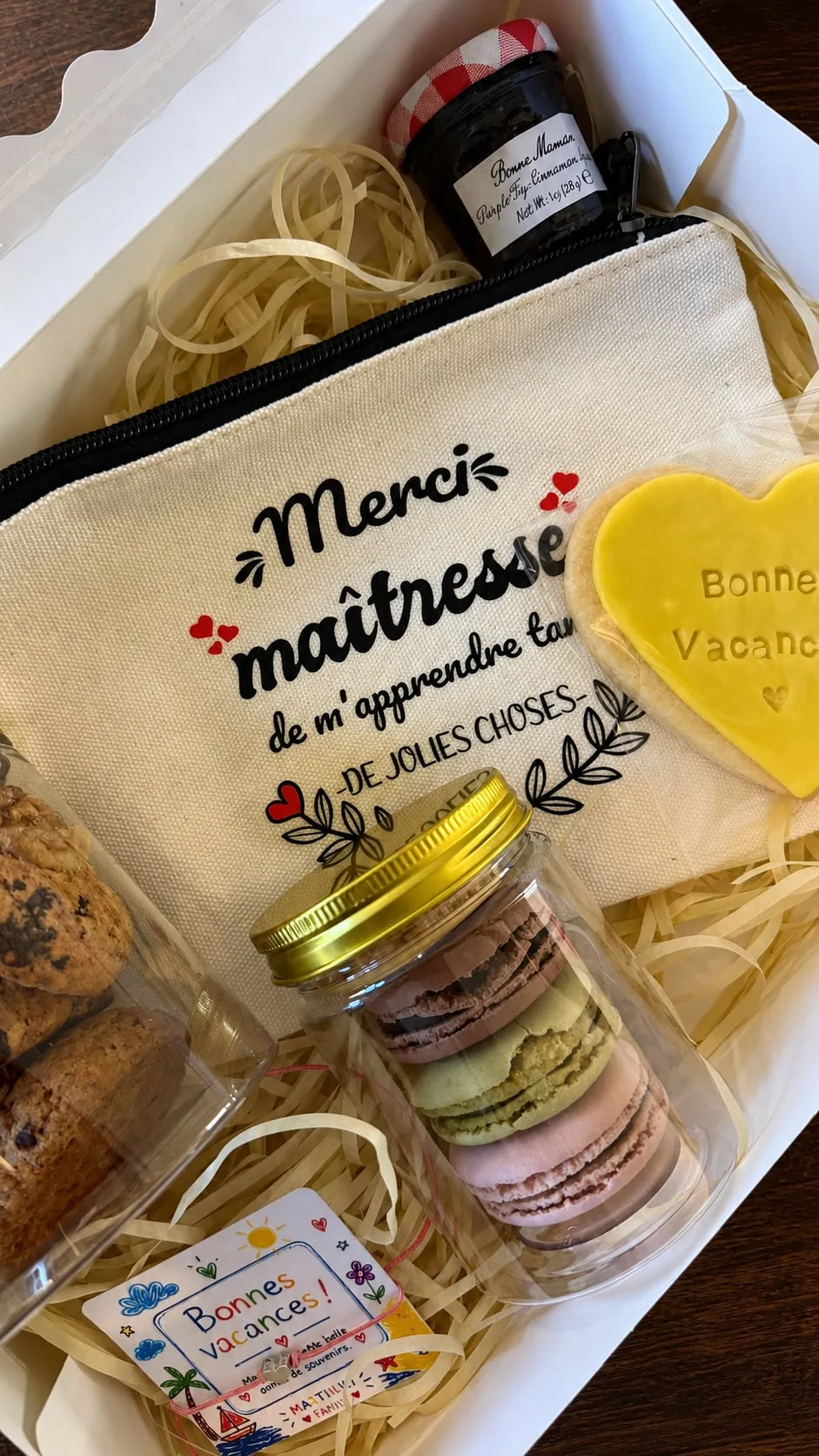 Détail de la trousse, des macarons et du bracelet de la Box Maîtresse