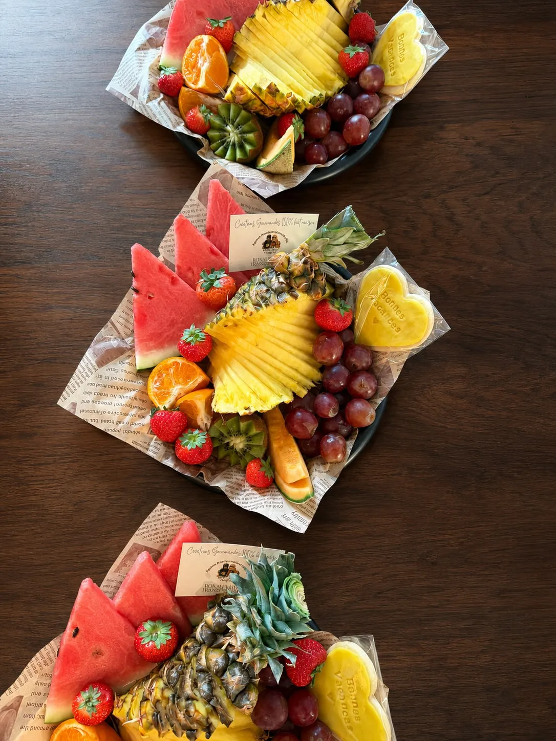 Trois plateaux de fruits frais préparés pour les cadeaux de fin d’année