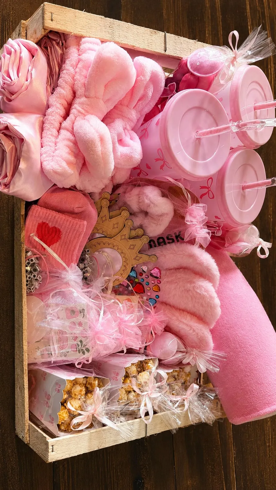 Box Pyjama Party rose avec accessoires et gourmandises