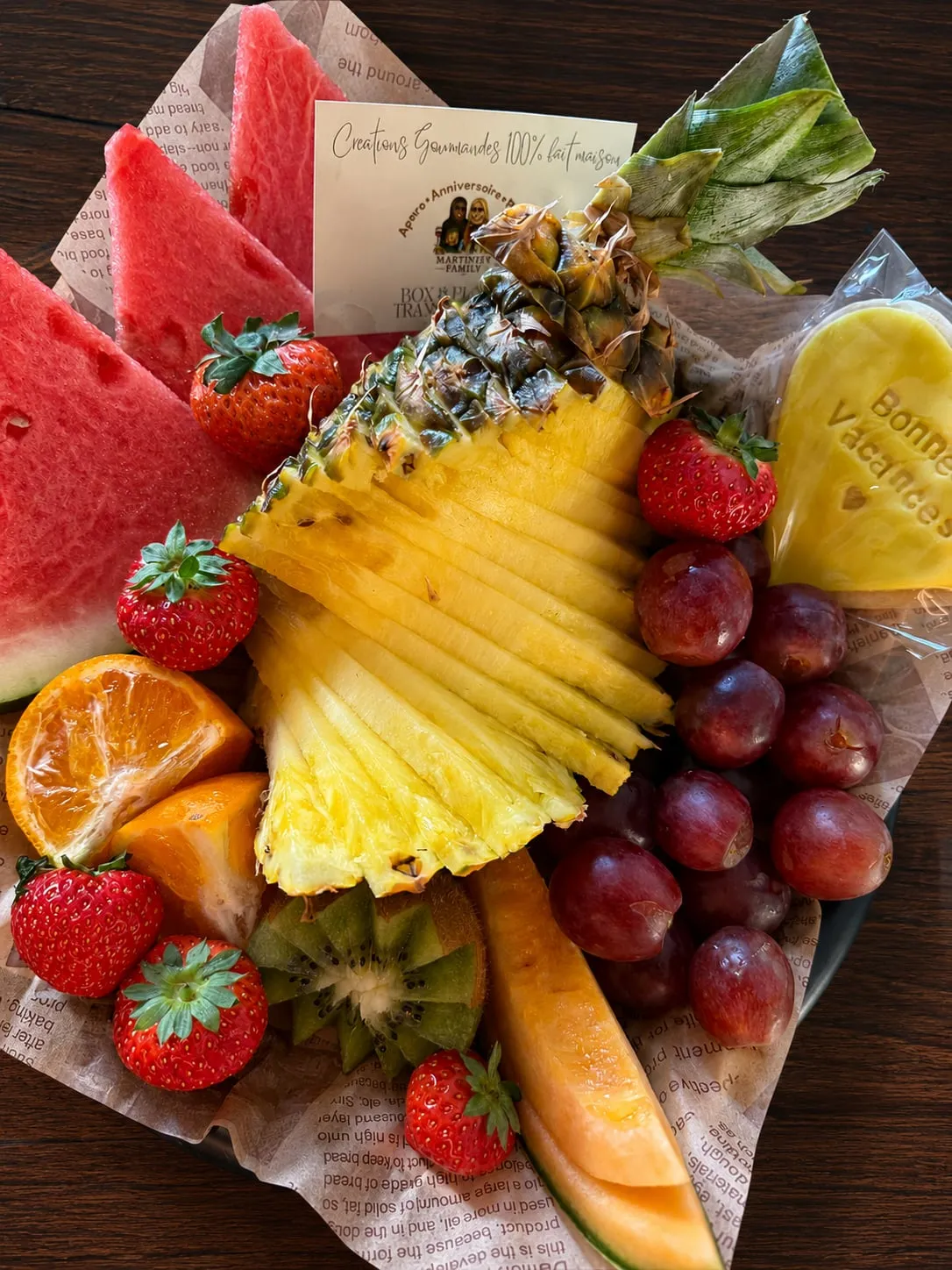 Plateau de fruits spécial Maîtresse avec ananas, pastèque, fraises et raisins